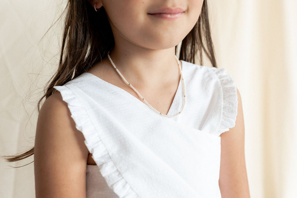 Collar de Perlas con Bolitas de Oro